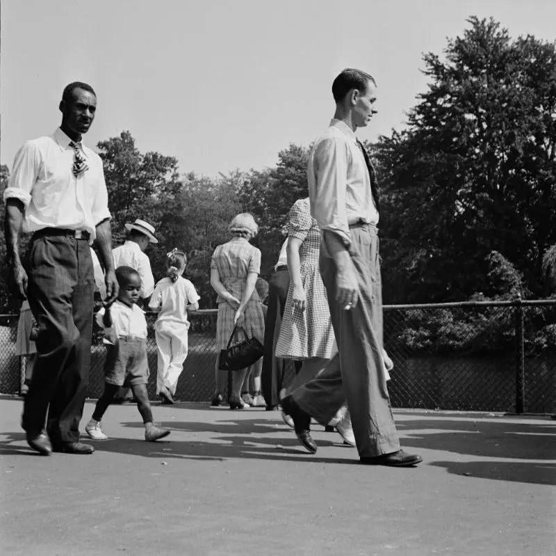 #27 Spectators at zoological park, Detroit, Michigan, July 1942.
