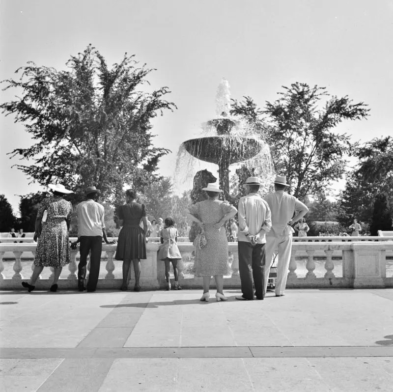 #28 Spectators watching a fountain at a zoo, Detroit, Michigan, July 1942.