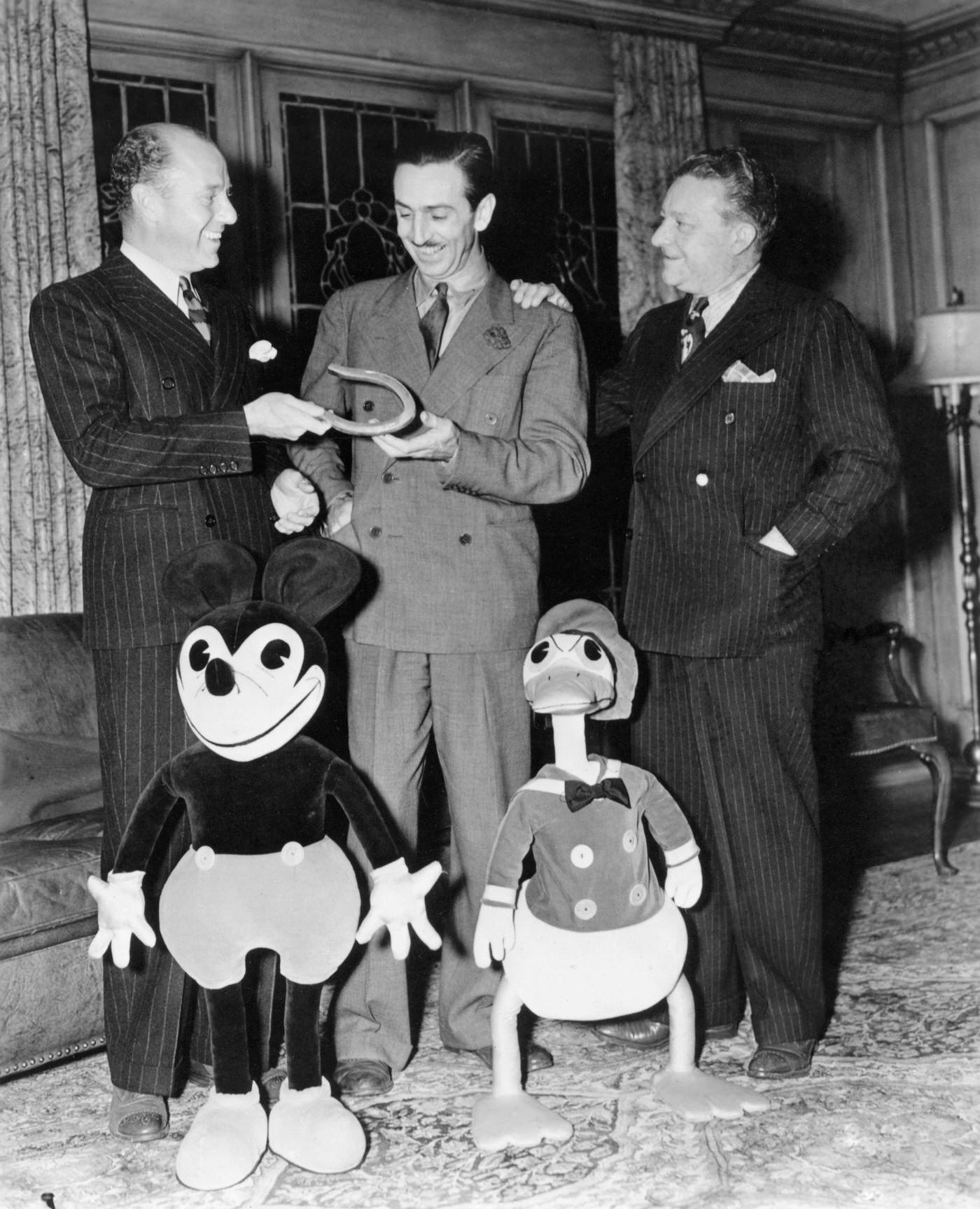 Mickey Mouse Theatre of the Air – Season 1. Amos ‘n’ Andy’s Freeman Gosden, Mickey Mouse, Walt Disney, Donald Duck, Amos ‘n’ Andy’s Charles Correll, 1937