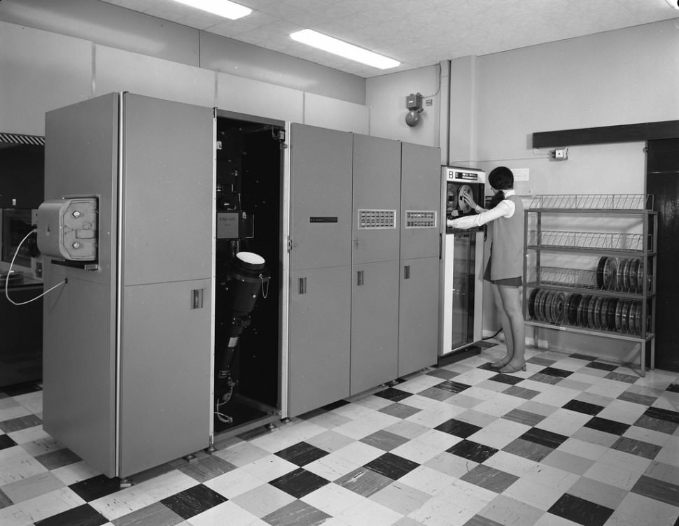 The Miniskirt Marketing Ploy: How Advertisers Used Women to Sell Computers Vintage Ads
