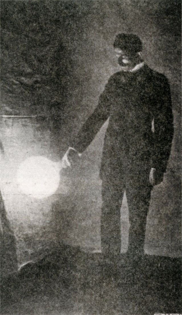 Lighting a disconnected vacuum bulb of 1,500 candle power by high-frequency currents — Photograph taken by the light of the bulb itself, exposure about two seconds.