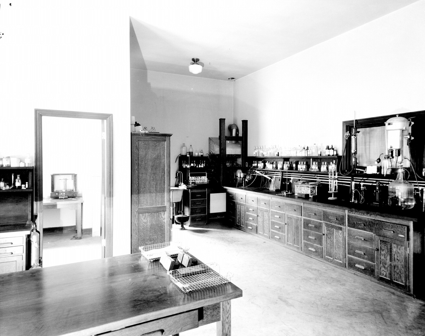 #151 Grunow Memorial Clinic Laboratory. The Grunow Memorial Clinic is located on McDowell Road in Phoenix, 1930s