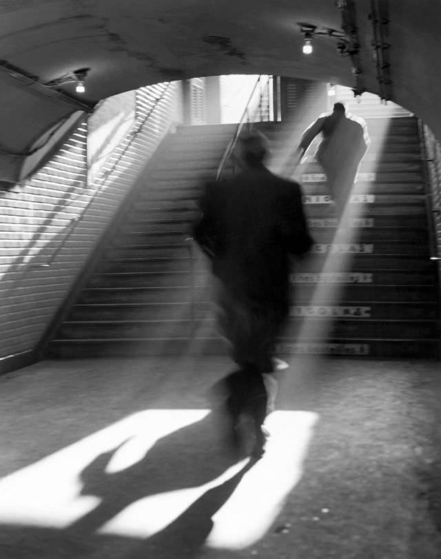 #27 La sortie de métro, Paris, 1955.