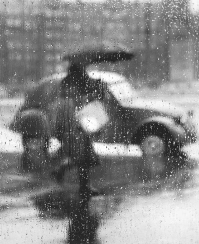 #35 2 CV sous la pluie, Paris, 1957.