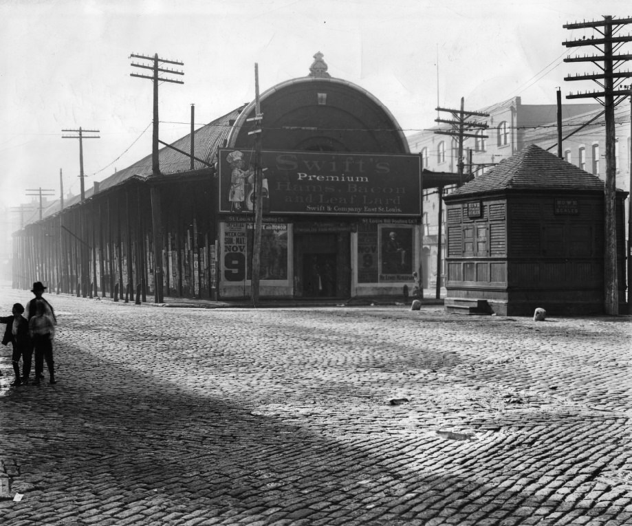 #107 Biddle and Broadway, showing the City Market – sometimes known as the “Round Top Market” on account of its dome-shaped roof, 1900.