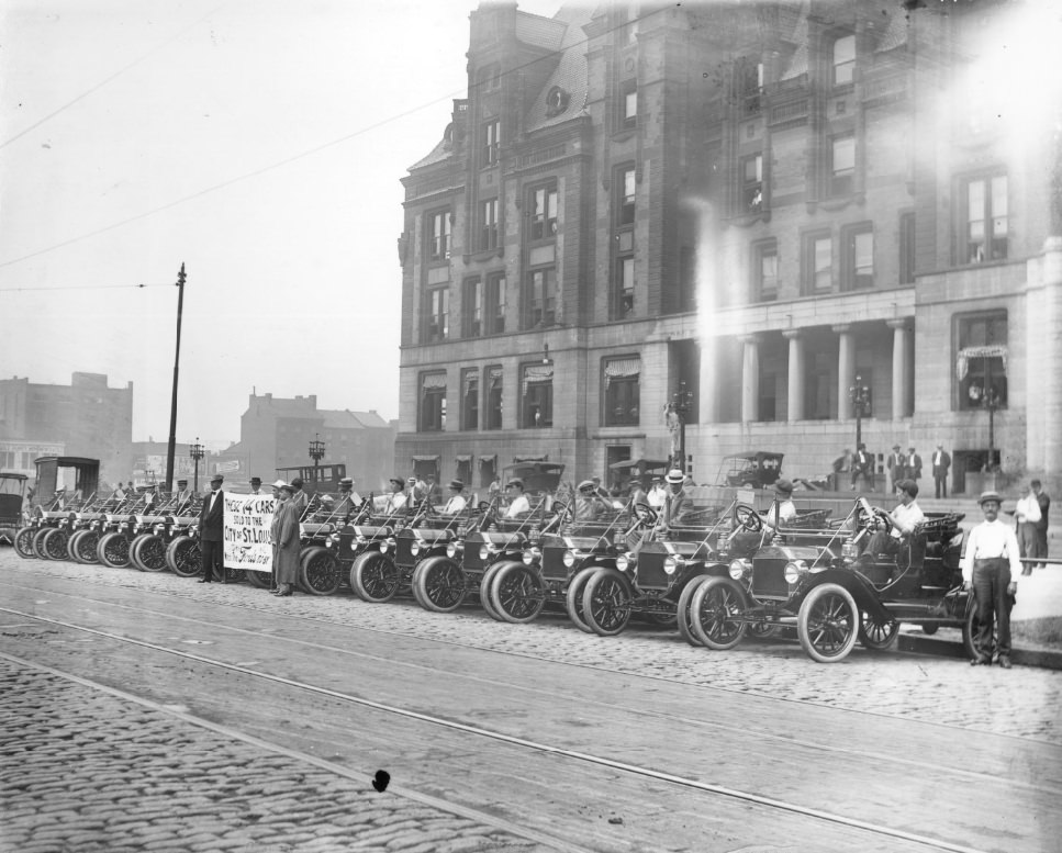 #1 Fleet of Ford Model T automobiles in front of St. Louis city hall, 1900