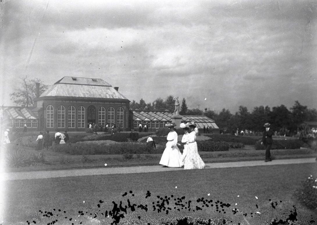 #125 Missouri Botanical Garden Visitors, 1900