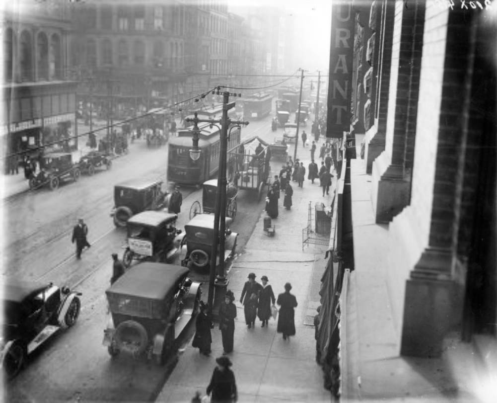 Washington Avenue looking west, 1900. Automobiles, pedestrians, electric streetcars and horse-drawn wagons are visible.