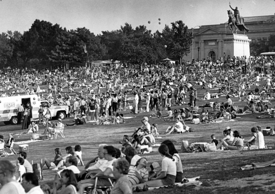 #28 4th of July: The general scene on Art Hill in front of the St. Louis Art Museum in Forest Park, 1980
