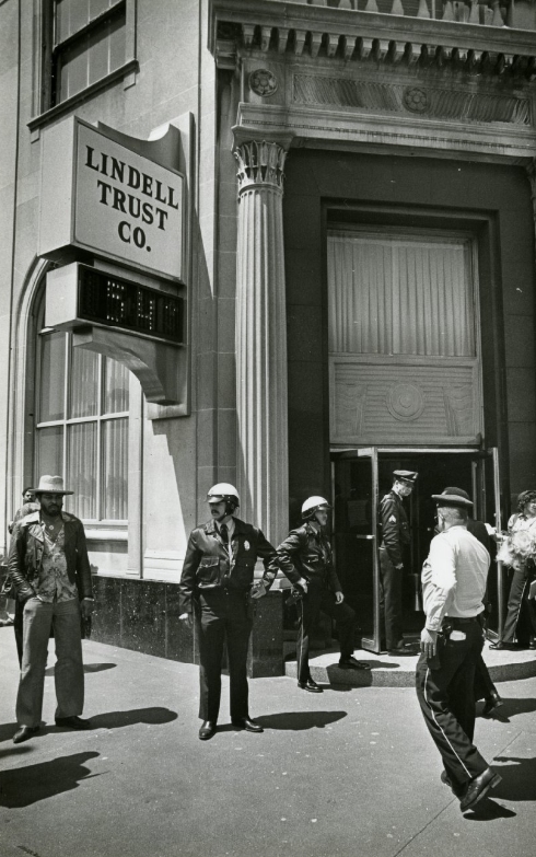 #22 St. Louis police officers around the front entrance of the Lindell Trust Co. bank corner St. Louis Avenue and Grand Ave, 1981