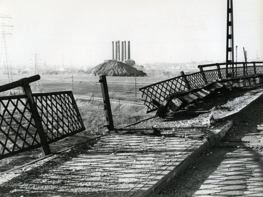#91 MacArthur Bridge-Broken Railing, 1980