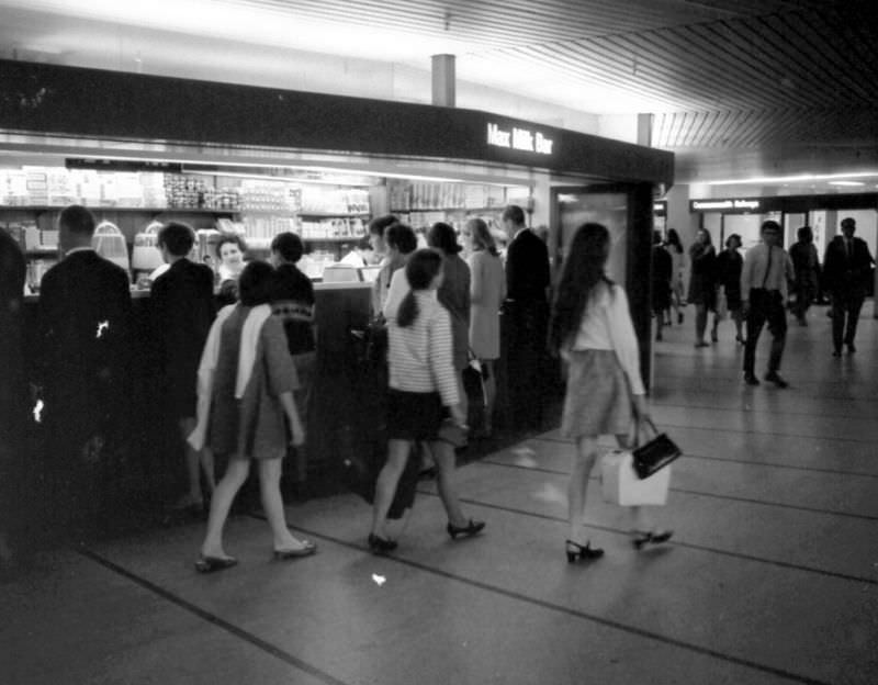 #24 Sandwich bars at Australia Square, Sydney, 1968