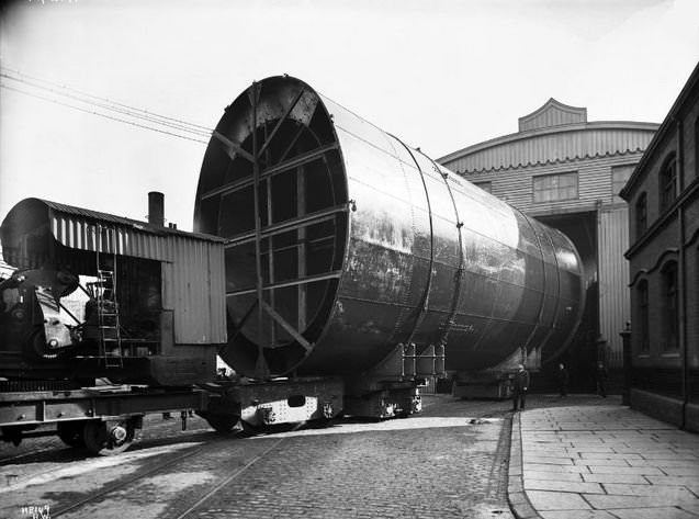 Building the Unsinkable: The Story of the Titanic&;s Construction and Rise to Fame Inventions
