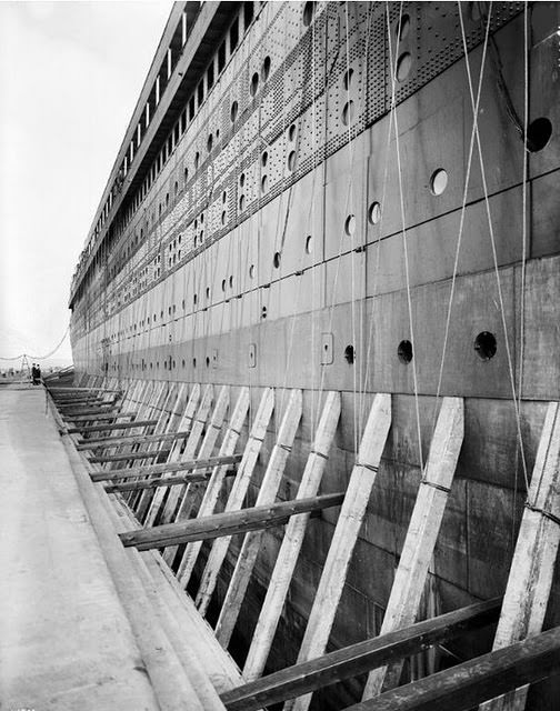 Building the Unsinkable: The Story of the Titanic&;s Construction and Rise to Fame Inventions