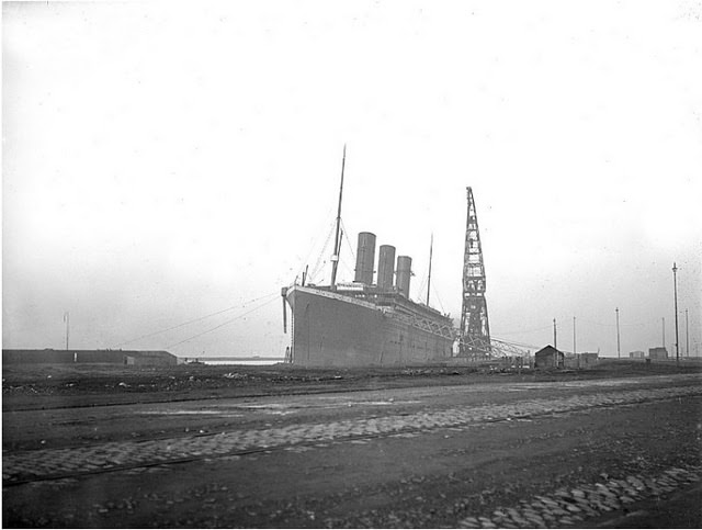 Building the Unsinkable: The Story of the Titanic&;s Construction and Rise to Fame Inventions