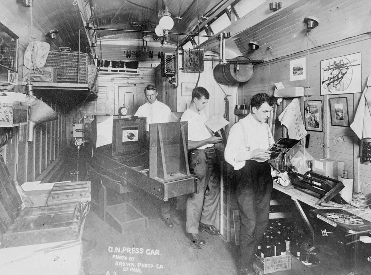 Train Press Car equipped with Camera, printing &; Developing Equipment to expedite news imagery