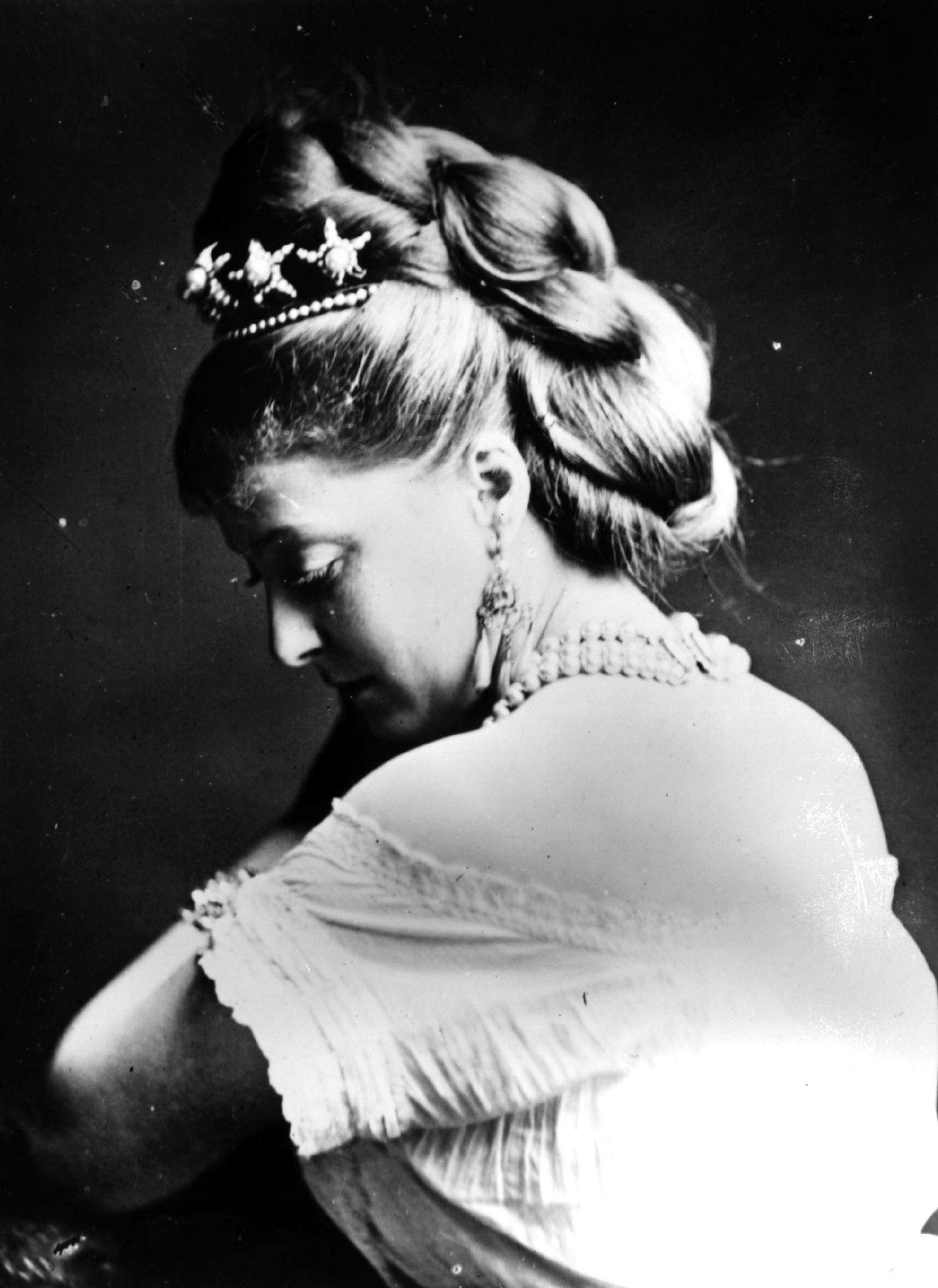 #19 Victorian Hair Style, 1870