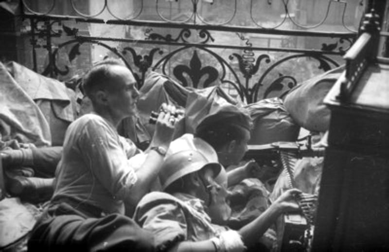 #2 A machine gun crew on the balcony of a townhouse on Aleje Jerozolimskie.