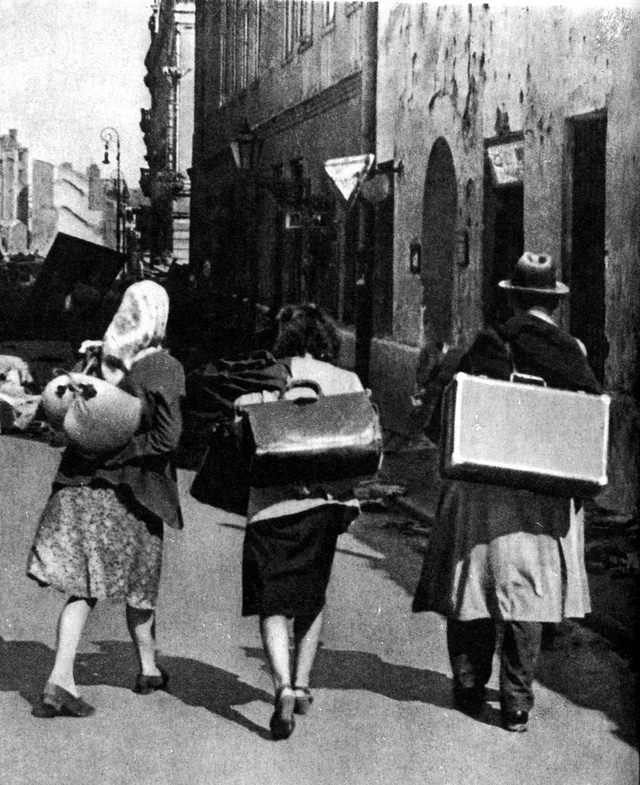 #20 Citizens fleeing to the city centre.