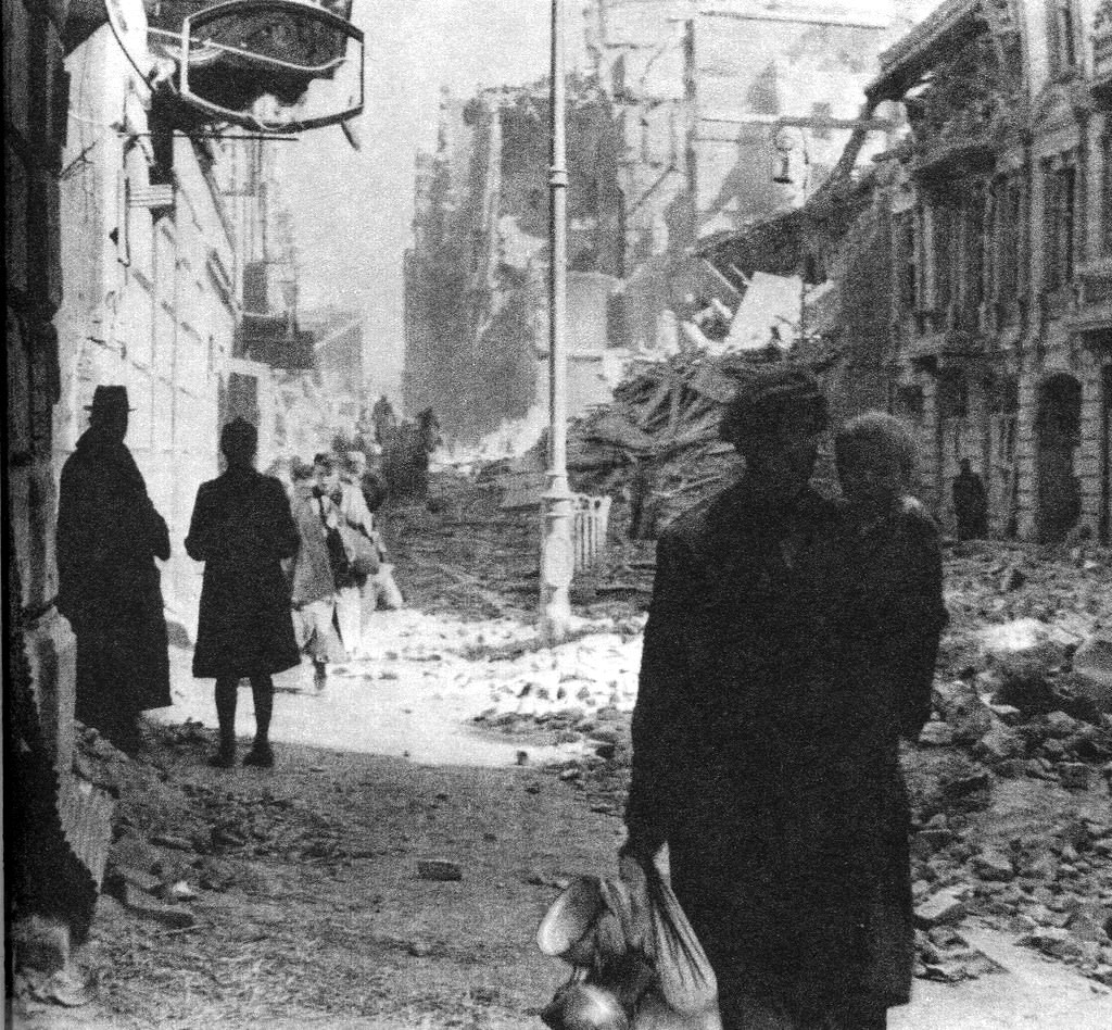 #22 Citizens of Warsaw evacuating the city during the daytime ceasefire.