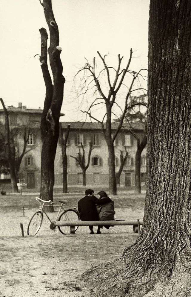 #14 A young couple sitting on a bench in Piazza Donatello, Florence, 1950s. (Vincenzo Balocchi)