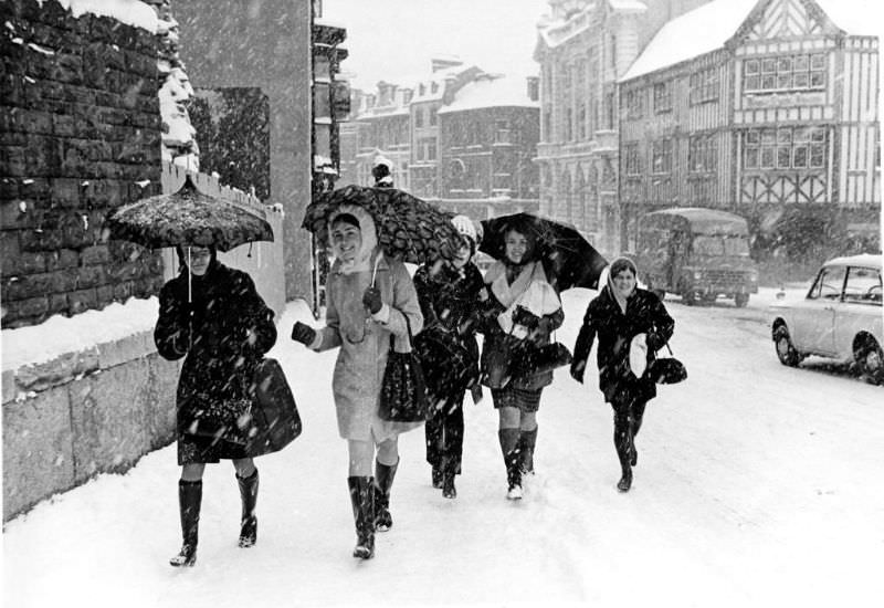 #35 Swansea shoppers pick their way through the snow in High Street, 1969.