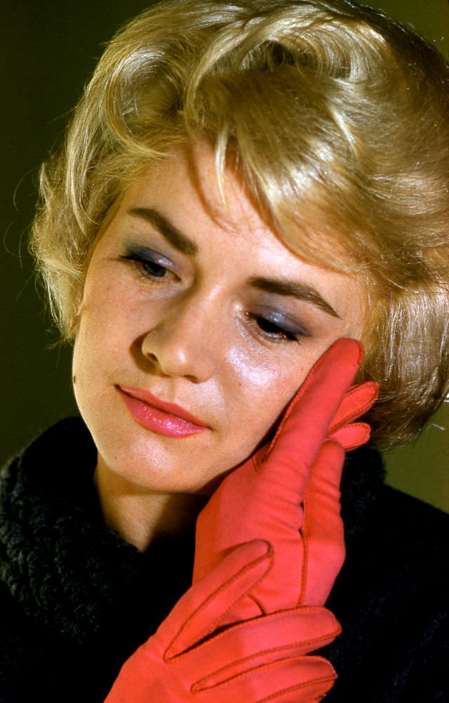 #39 Arlene Smith, pink gloves, March 1962