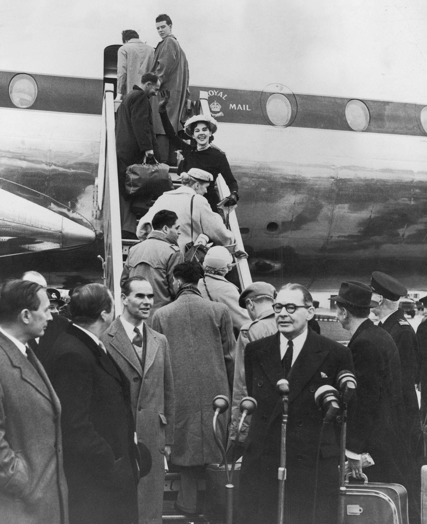 Passengers board BOAC’s new Britannia propellerturbine airliner GANBI at London Airport, bound for Johannesburg, on 1st February 1957.