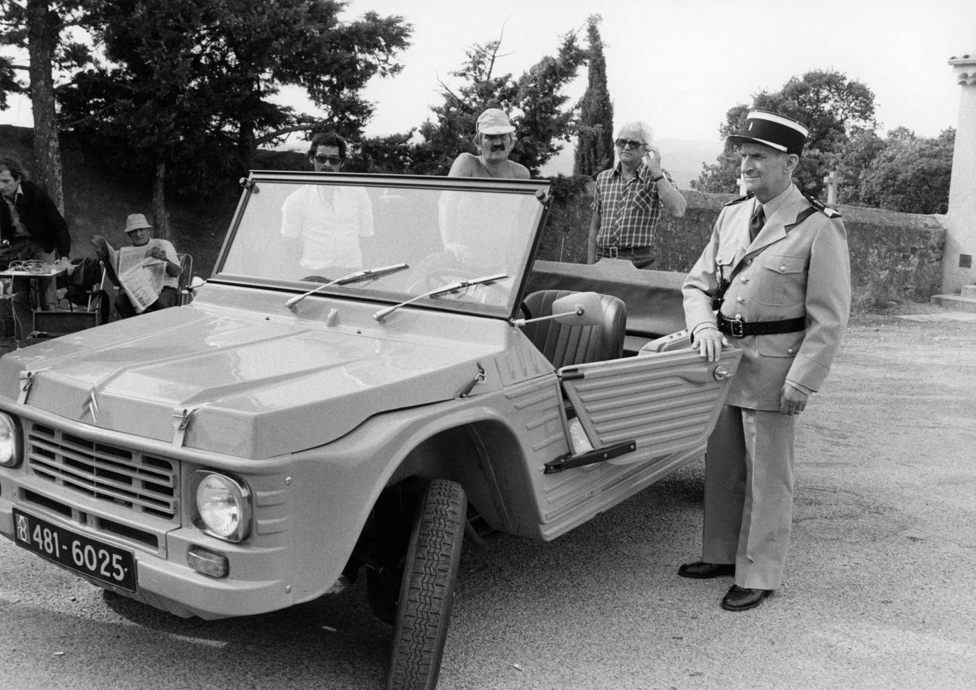 Louis de Funès beside a Citroën Méhari during the filming of “Le Gendarme et les Extra-terrestres” in Saint-Tropez in 1978.