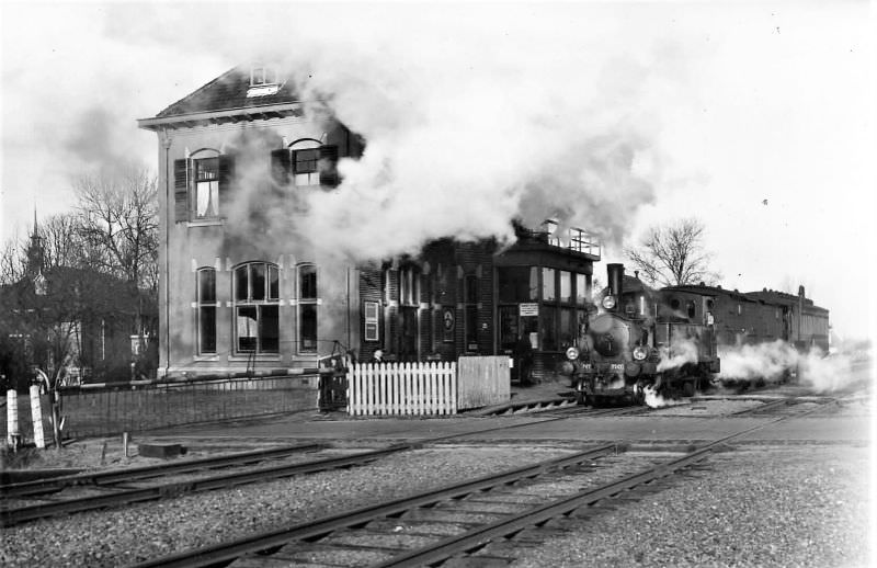 #10 The 7001 departs from Amstelveen station in an impressive way. Given that he is on the right track, he will head towards Aalsmeer, February 22, 1950