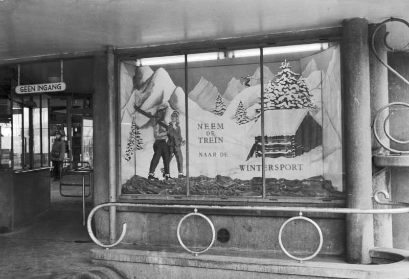 #27 Advertisement along the first platform of Station Utrecht Centraal, February 8, 1954
