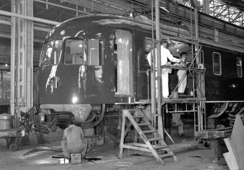 #39 The BDk 806 in the Hoofdwerkplaats Haarlem was being finalized in order to be able to send the train set material ’40 back into service as good as new, October 20, 1959