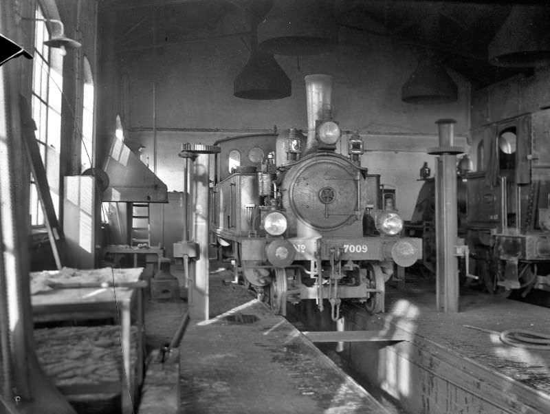 #5 Into the locomotive shed, where the 7009 has been stored cold above the pit for maintenance or repair of a small defect. On the right is the 7706, a type that was also used on the Haarlemmermeer lines, February 22, 1950