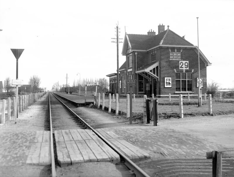 #8 Oosteinde station is opened in 1915. In 1930, to avoid confusion with a nearby hamlet, the name was changed to Aalsmeer Oost. Goods traffic was still possible until 1972, after which the last remnant was also broken up, circa 1950
