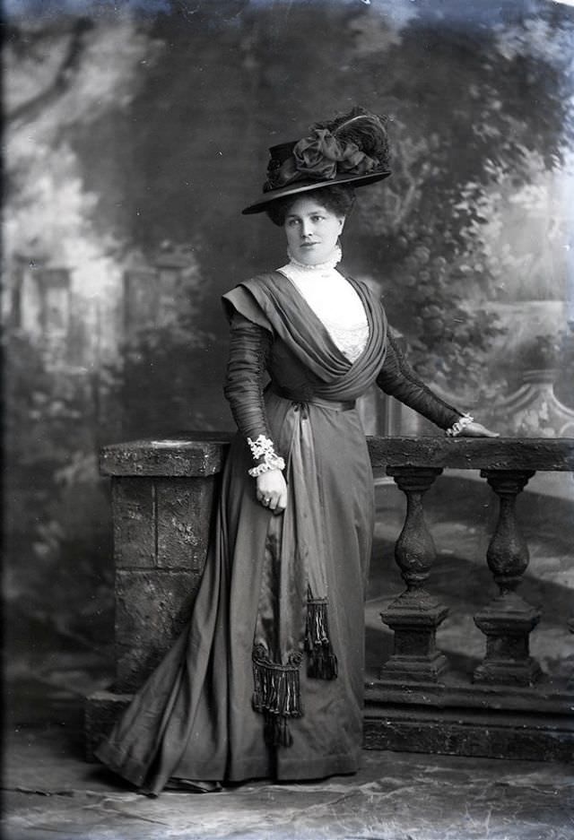#112 Madame Picquart poses for a portrait on December 12, 1908
