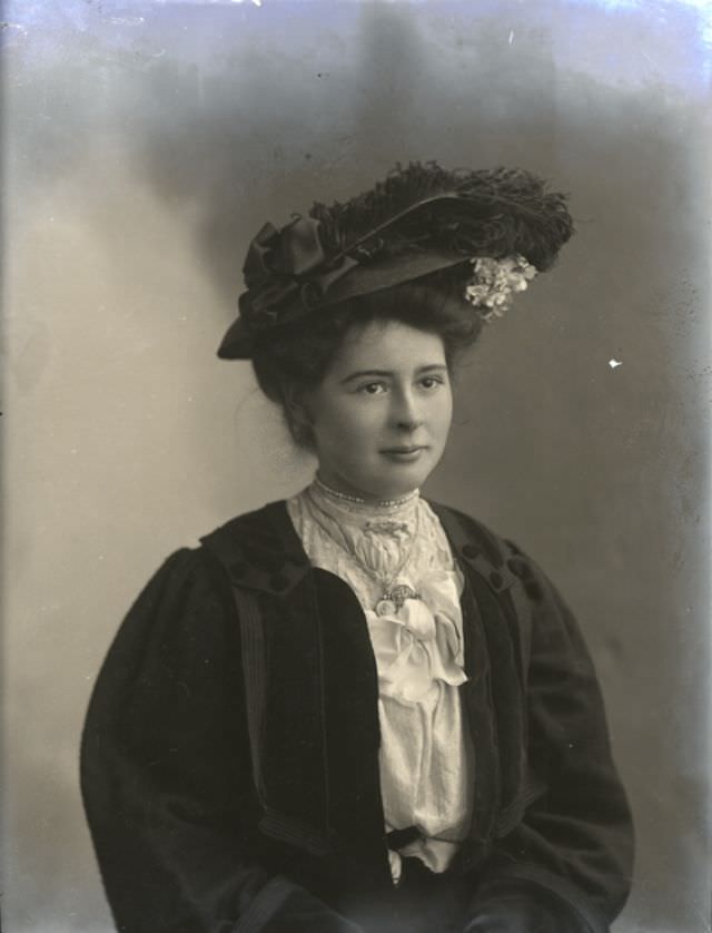 #115 Miss Gibbs poses for a portrait on April 4, 1908