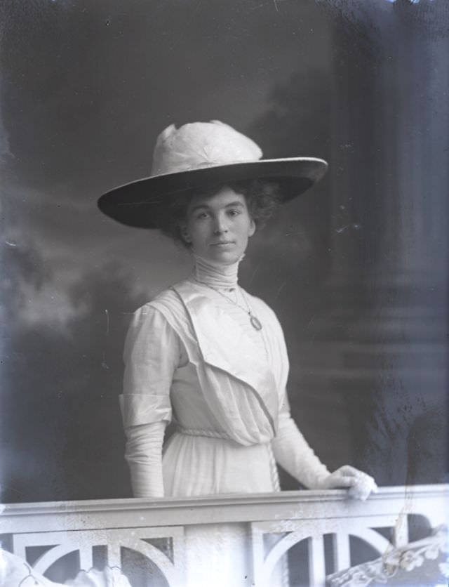 #127 Miss Benns and Miss Garnett pose for a portrait on December 8, 1911 and September 21, 1911 respectively