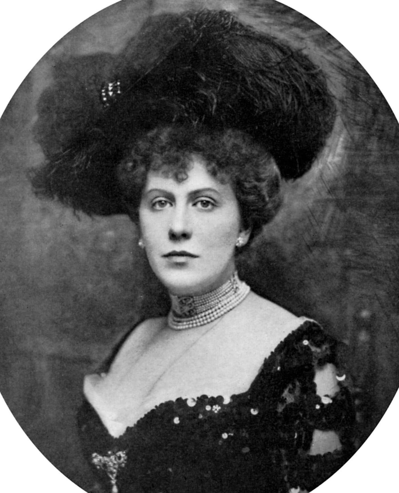 #39 Alice Keppel, a well-known English socialite and mistress of King Edward VII, poses for a portrait in 1906