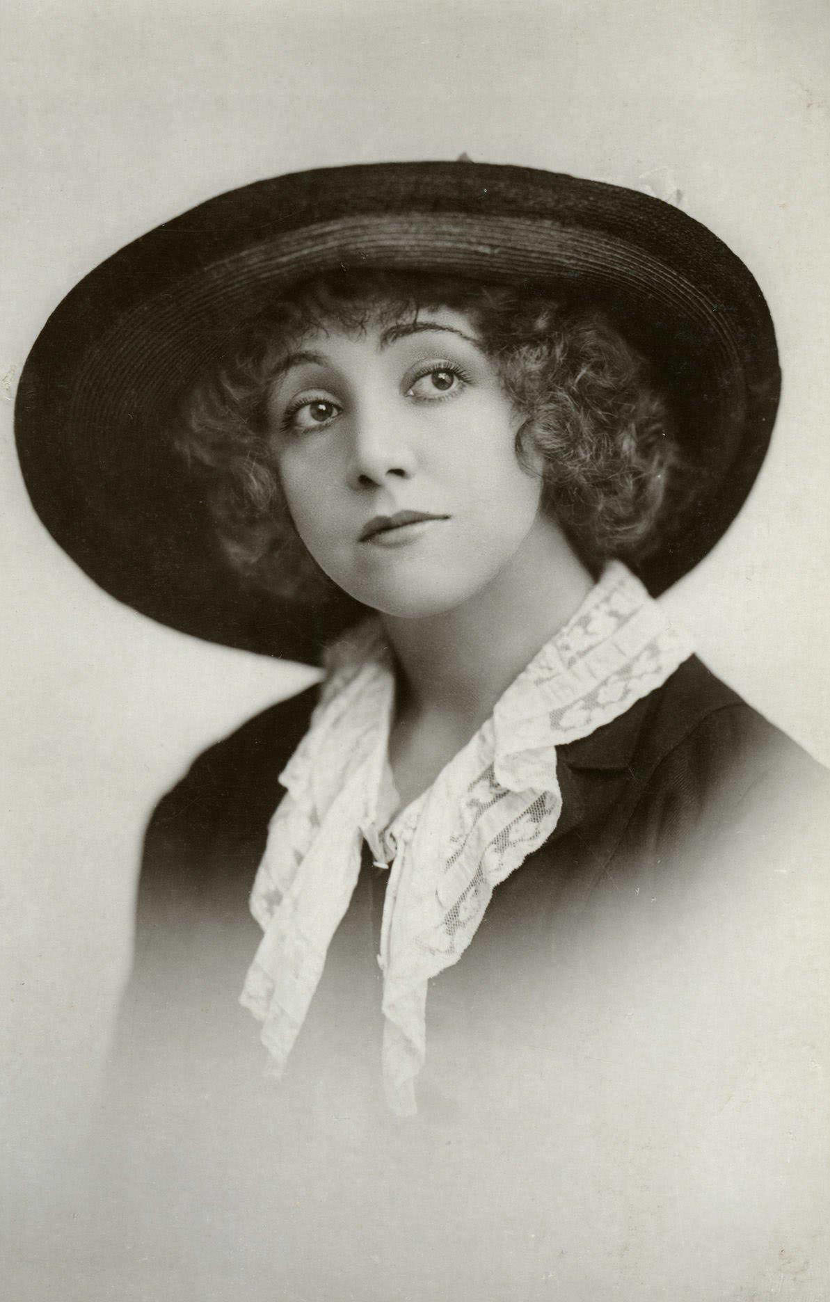 #40 Laurette Taylor looks stunning in her portrait from 1905