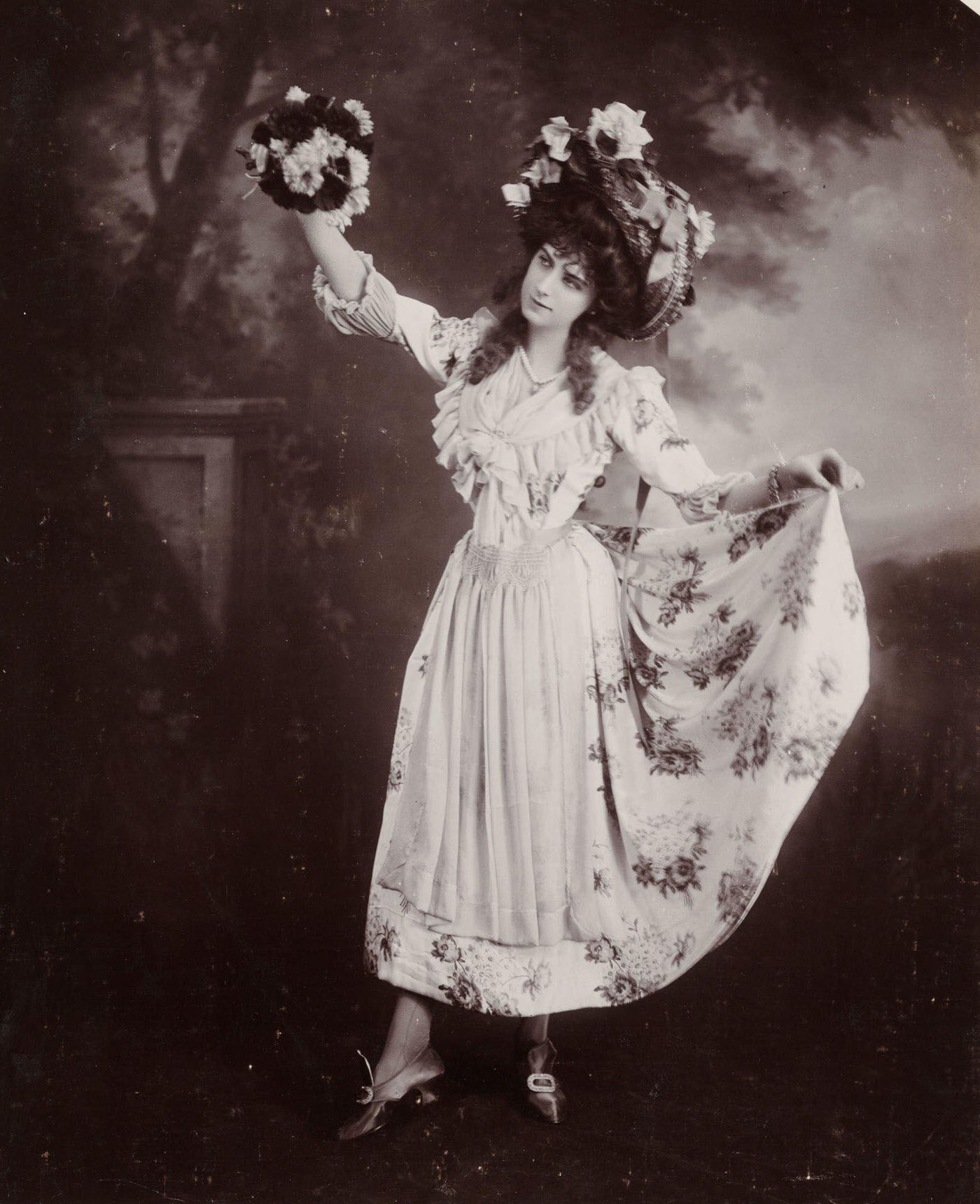 #44 A lovely Edwardian woman holding flowers in a portrait from 1900