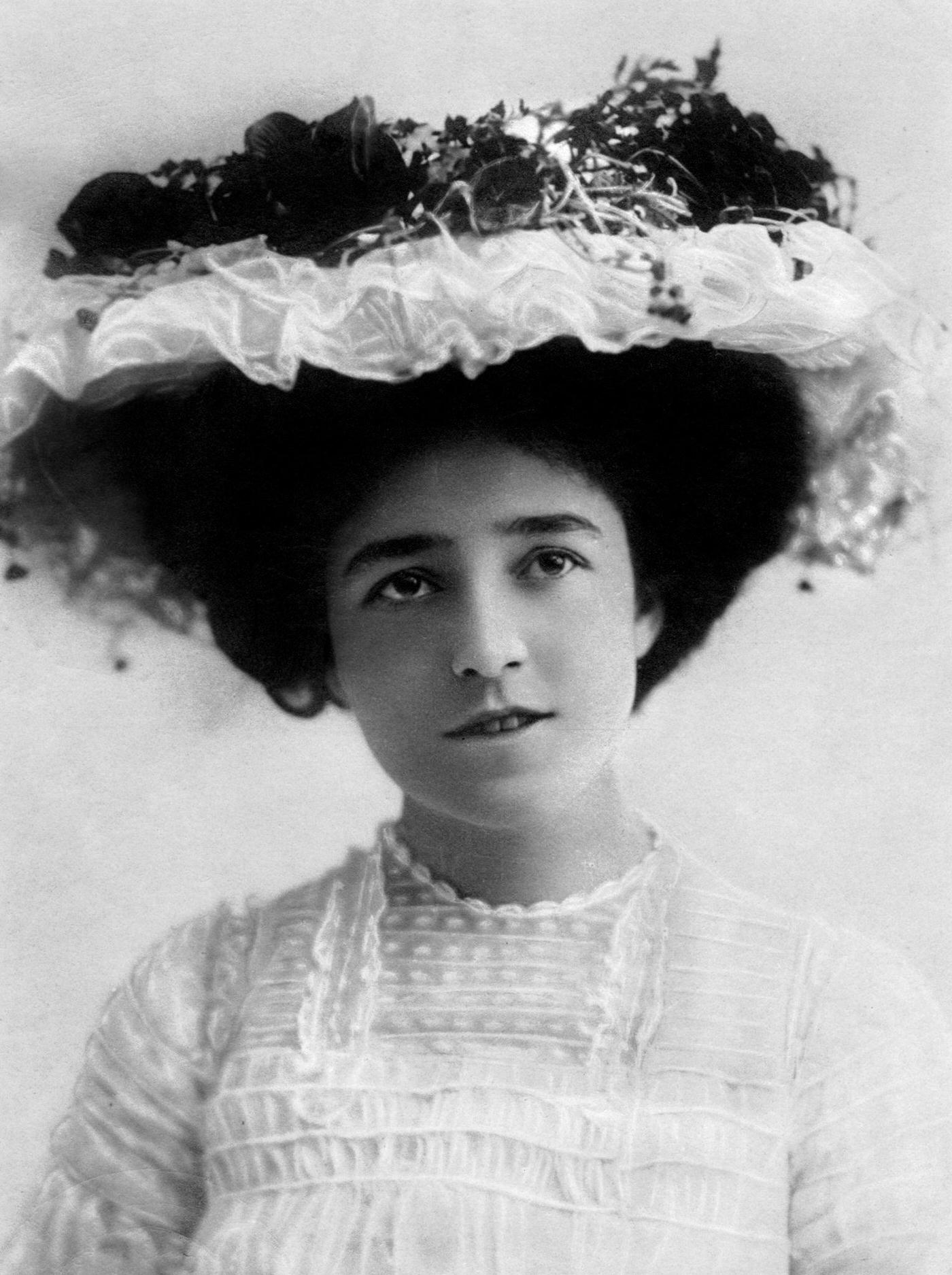 #54 Madge Crichton poses elegantly for a portrait in 1904