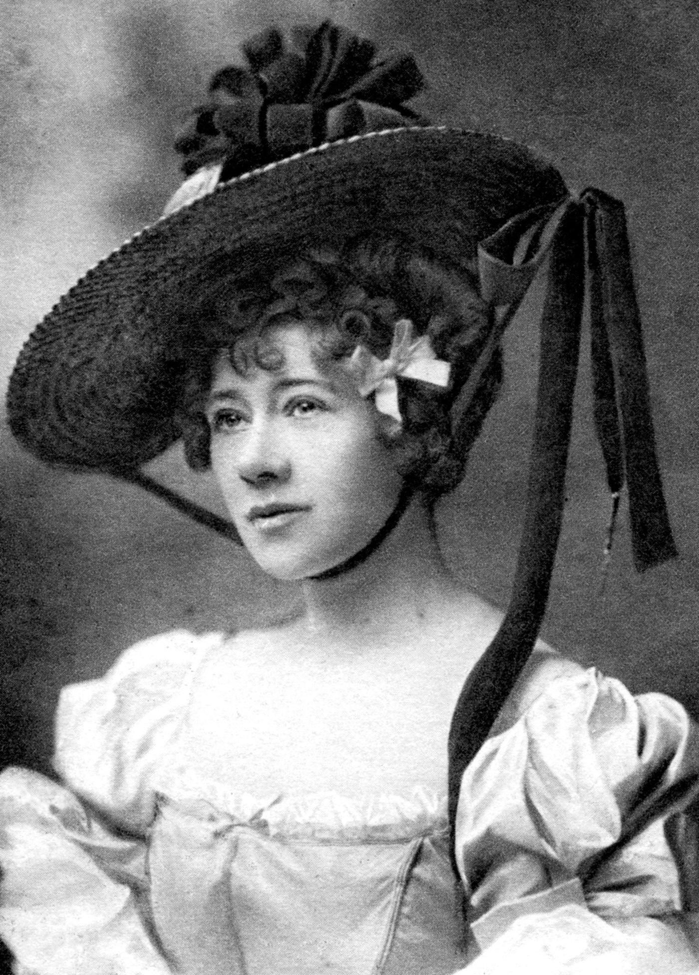#55 Marie Tempest, a British actress, poses for a portrait in 1903