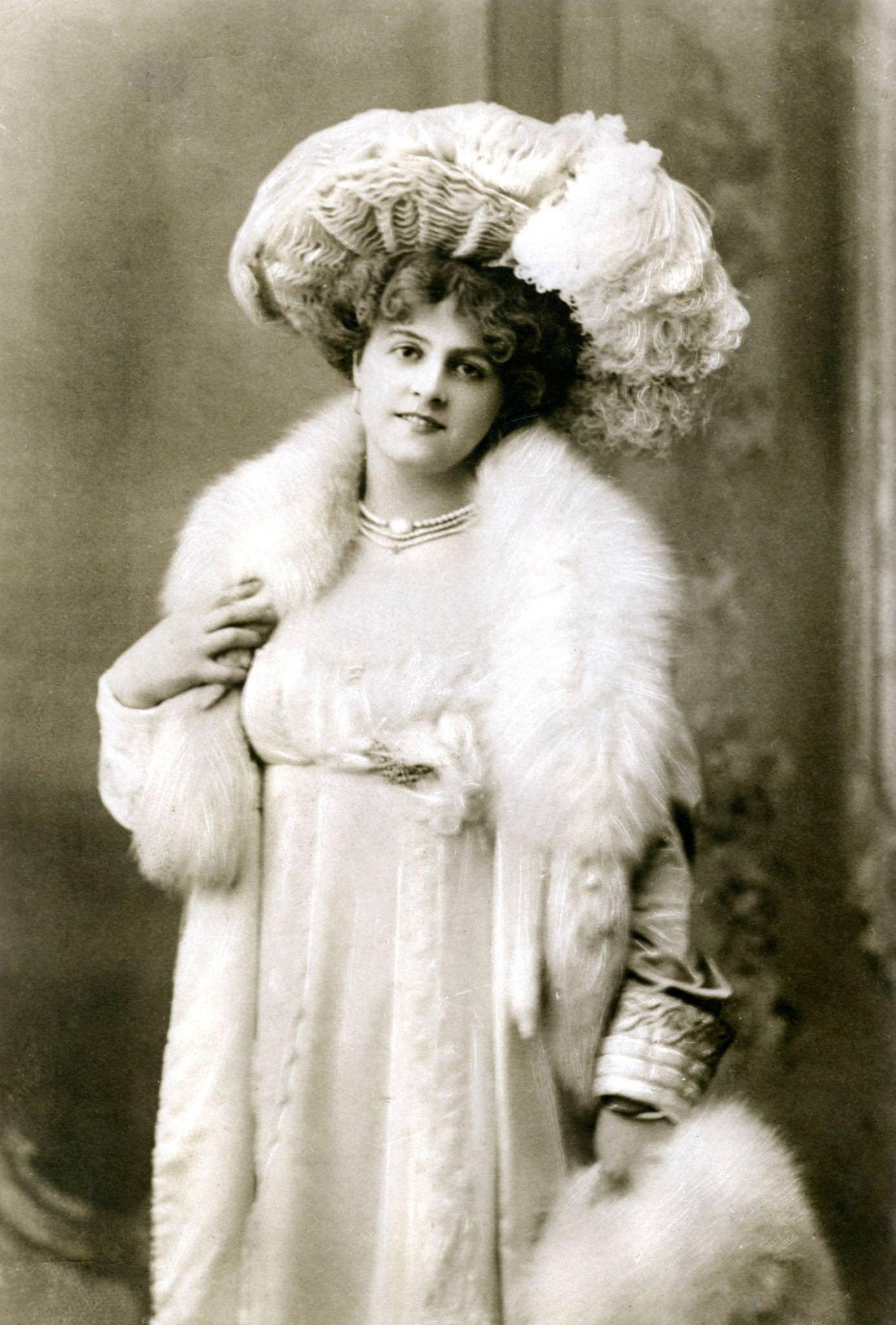 #22 Marie Studholme poses with confidence in her stylish hat