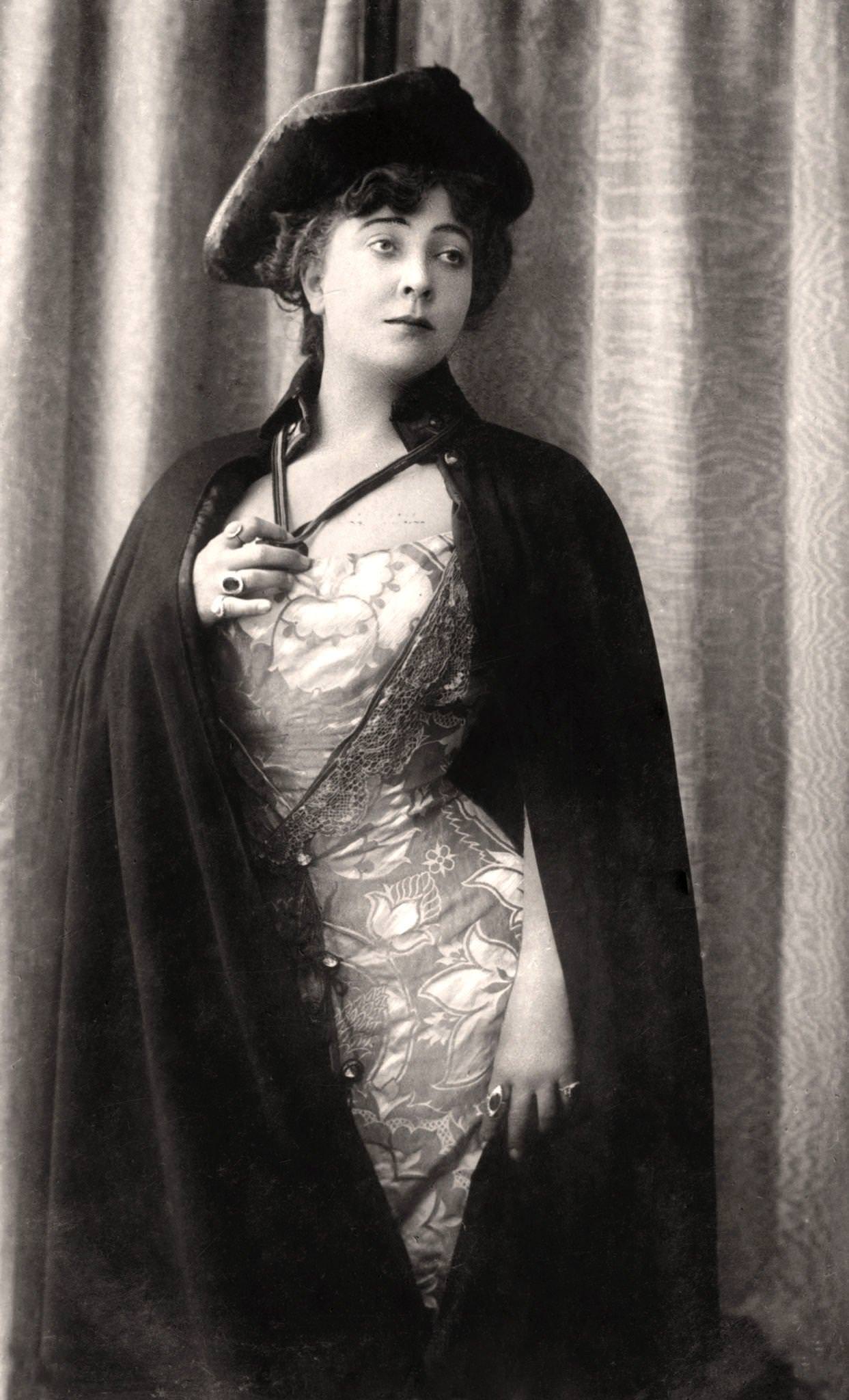 #91 Olga Nethersole poses for a portrait in 1904