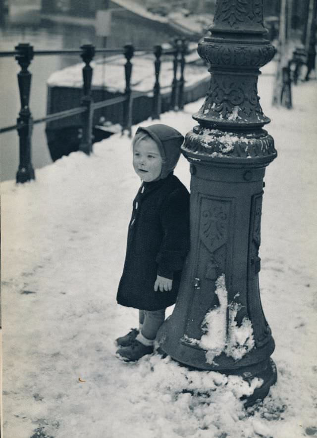 #87 Child in snow, Amsterdam, 1957