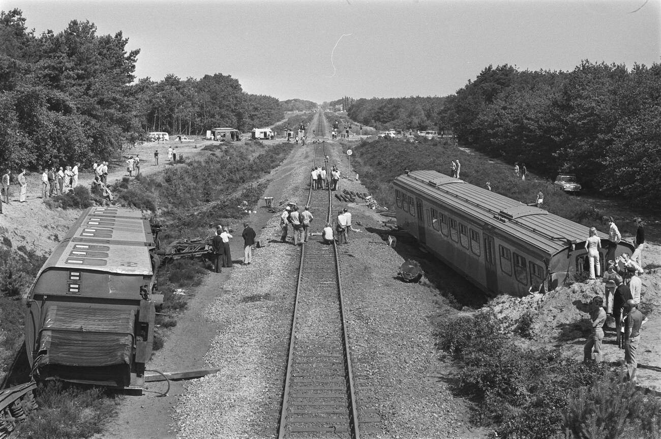 #121 Overview of the damage and overturned locomotive after a train car collision near Venray on August 9, 1976