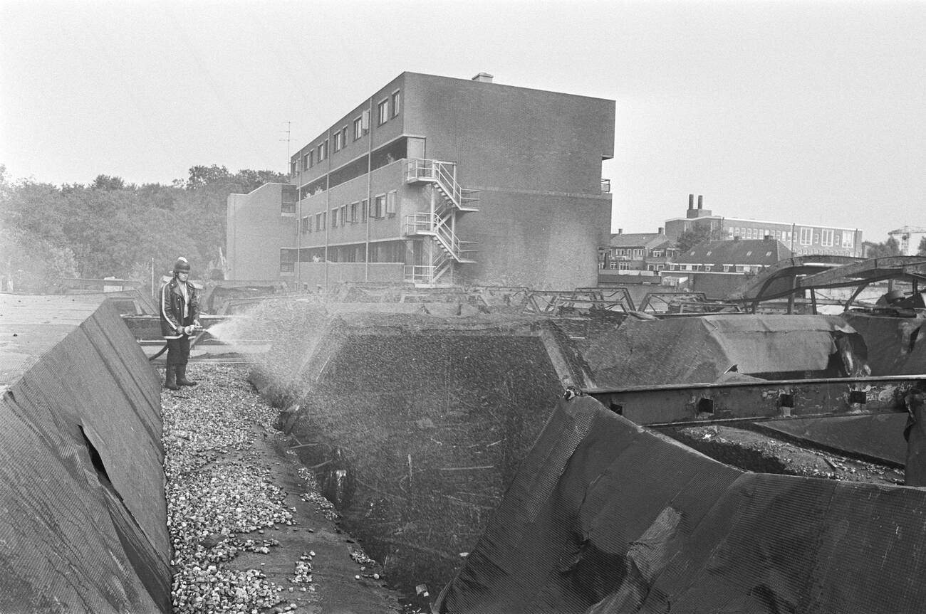 #123 Overview of the ravage after a shopping center burned out in Alblasserdam around July 12, 1976
