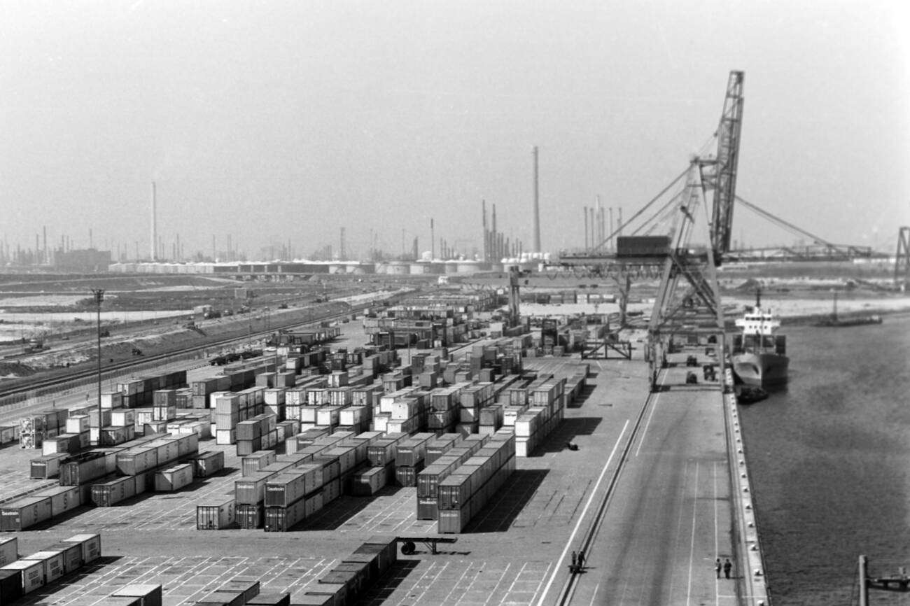 #46 Handling of cargo containers at Rotterdam port: A glimpse into the busy handling of cargo containers at Rotterdam port in 1971.