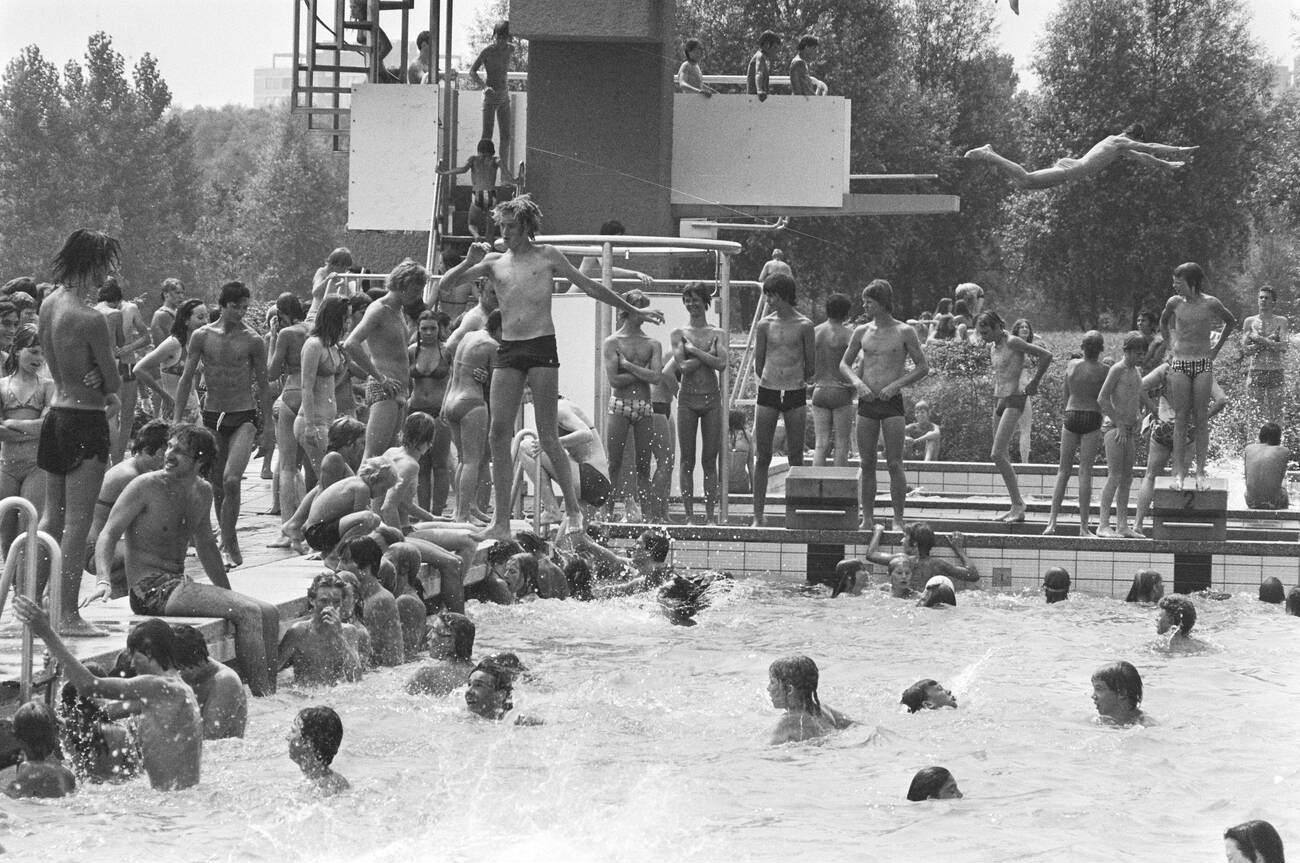 #52 Crowds in Sloterparkbad during a heat wave: A crowd of people seeking relief from a heat wave at Sloterparkbad around June 25, 1976.