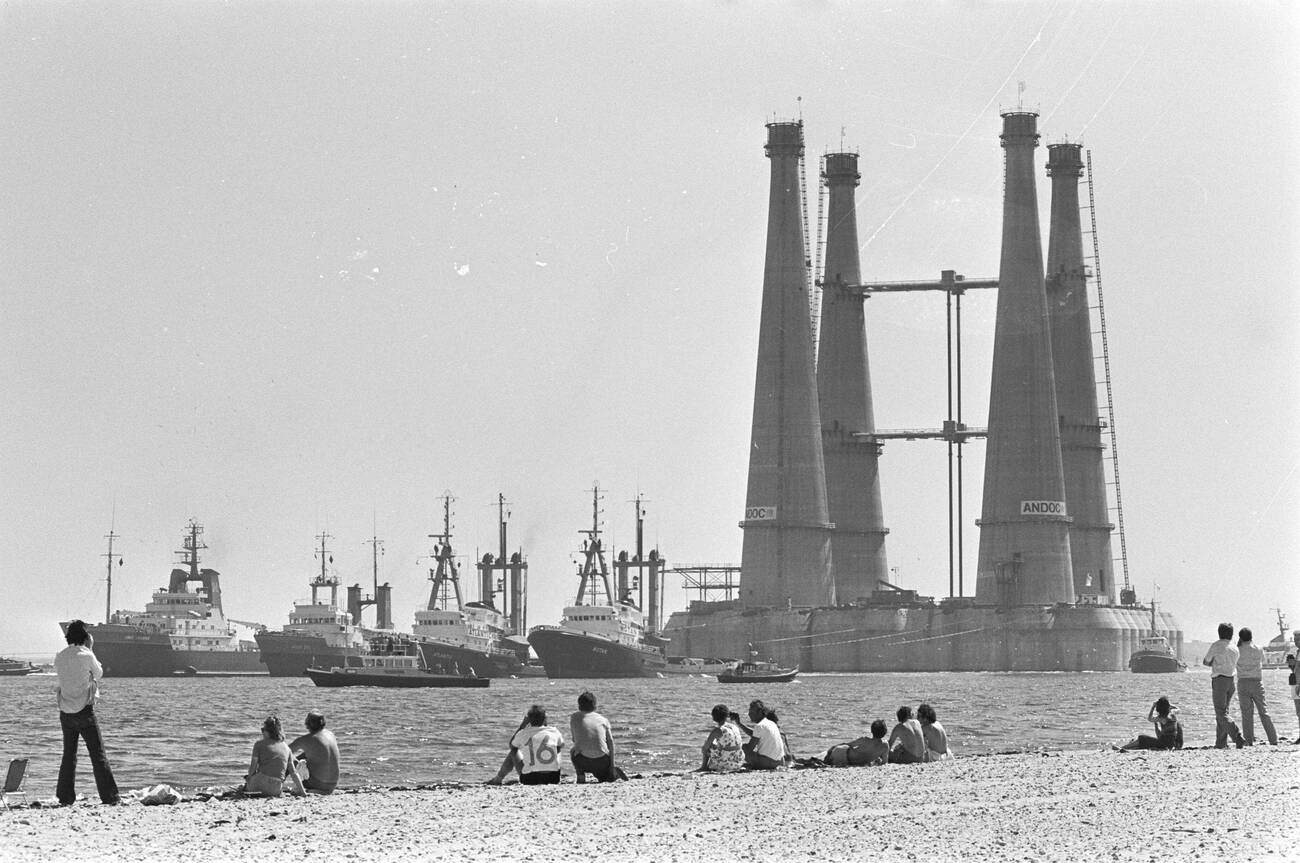 #54 The colossus drilling platform being towed from Rotterdam to Norway around 7 July 1976